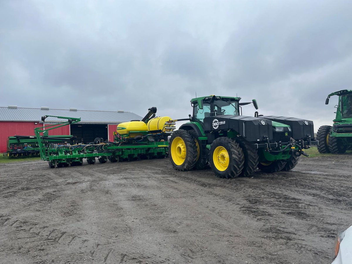 alpinepfl's tweet image. Check out this great setup! ALPINE is ready to plant some corn! 🌽 #ALPINE #CdnAg