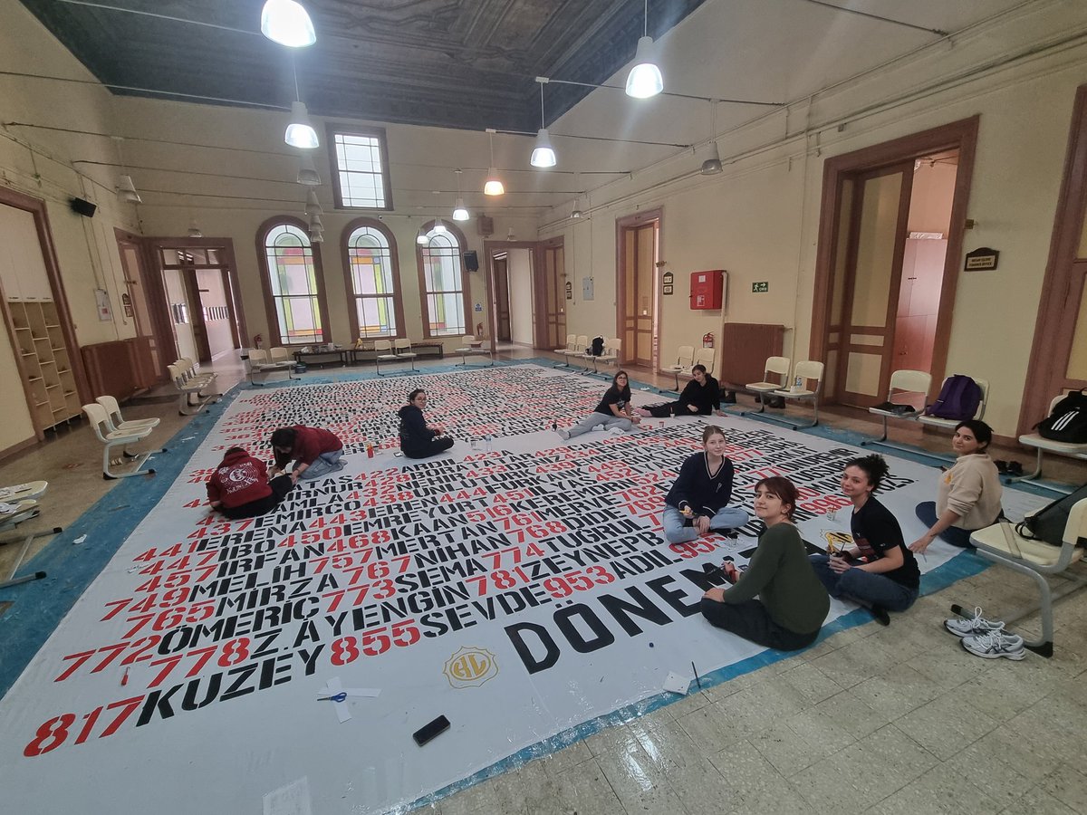 Geleneksel mezuniyet pankartımızda son hazırlıklar tüm hızıyla devam ediyor. Pankart çalışmalarında emekleri olan tüm öğrencilerimize teşekkür ederiz. ❤🖤