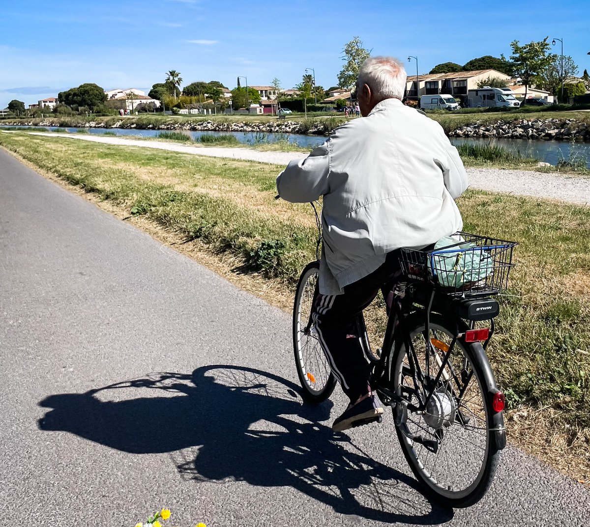 Ils n'ont jamais cessé de se déplacer à vélo dans leur petite ville de campagne. Pour aller au marché, à La Poste ou voir des amis.

Mais aujourd'hui ils le font avec ces nouveaux types de vélo⚡️. Et ça, ça change tout !