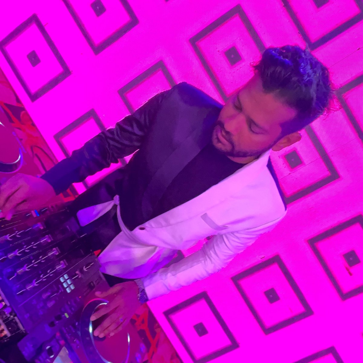 DjBasedband's tweet photo. Dj Sonu Since β 2012 performed #mashupminati Dj Based Band Since 2022 achieve Dj Sonu Known As One Of The Most Esteem Dj To Entertainment Dj Made It Has Duty To Share Break Beats With His Talent In All Music. #djbasedband #dj #wedding #artist https://t.co/WaGyhnw7FT