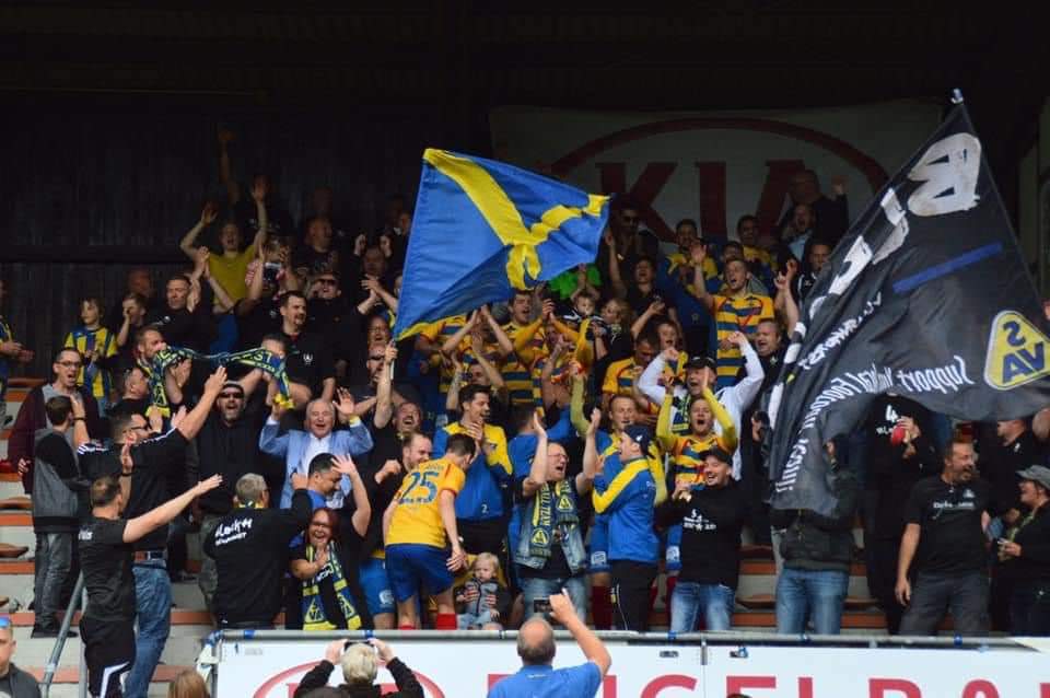 ArneMuhl's tweet photo. @SannyFCB Hallo mein Sonnenschein 🙋☀️😘
Hab endlich Feierabend. Jetzt schnell die Bomberjacke und Tarnhose an und ab zum SV Atlas Delmenhorst 💙💛
Lokalderby gegen die Oldenburger Bauern!
#BlockH https://t.co/eBMlbmHYXh