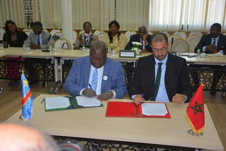 CCIS_rdc's tweet photo. 1/3
Bonne nouvelle🤩🥳💃

En séjour officiel à Rabat depuis qlqs jours,le Président de la CCIS-RDC M. Jean Robert Isifua,a signé,ce mardi 25/04,une convention cadre avec la Chambre de Commerce,d’Industrie et de Services de la Région Rabat-Salé-Kénitra,Présidé par M. Hassan Sakhi. https://t.co/vTw6EKYxJb