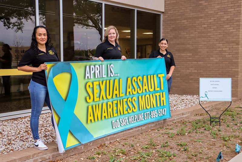 1stCavalryDiv's tweet photo. Join our Sexual Assault Response Coordinators as they support #SAAPM and National Denim Day which takes place on the last Wednesday of April.
#WeAreTheCAV | #LiveTheLegend | #BeAllYouCanBe | #AmericasFirstTeam | @iii_corps https://t.co/KX42QsiI9O