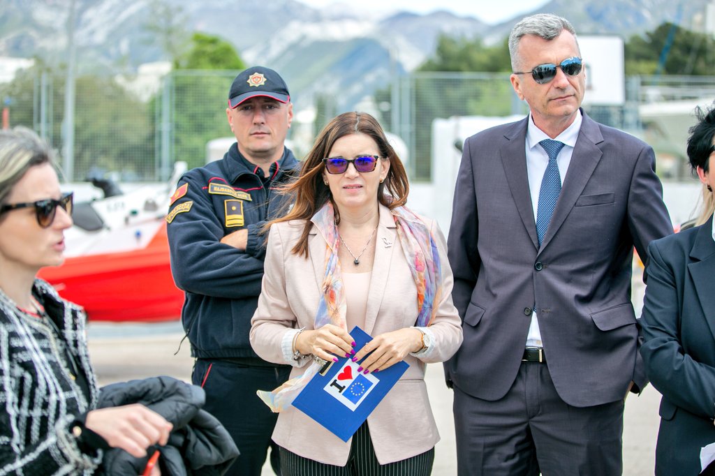 EUAmbME's tweet photo. Today we donated equipment 🛟 of €1️⃣ million to @msdmontenegro, for better protection of 🌊 from environmental accidents, more efficient rescue actions &amp; better safety at sea.⚓️🤿🚤
🇲🇪 must now develop better security at 🌊. 
Prevention = basis of protection.🚨
@minkicg
#EUzaCG https://t.co/Rxk59W1R8m