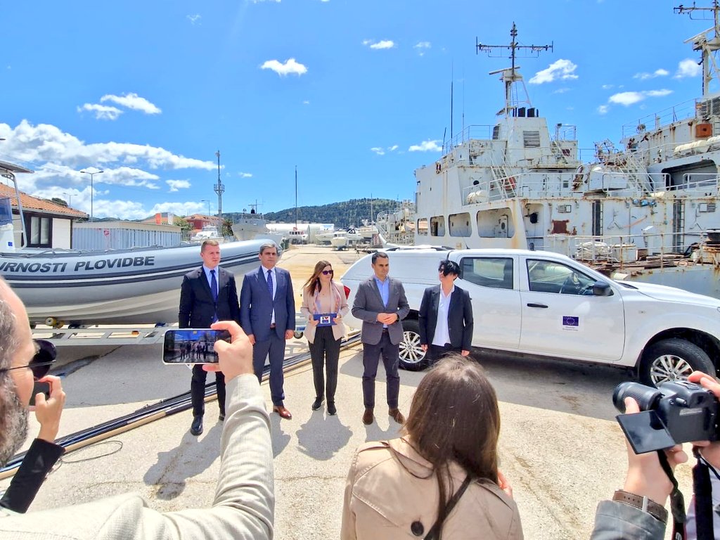 EUAmbME's tweet photo. Today we donated equipment 🛟 of €1️⃣ million to @msdmontenegro, for better protection of 🌊 from environmental accidents, more efficient rescue actions &amp; better safety at sea.⚓️🤿🚤
🇲🇪 must now develop better security at 🌊. 
Prevention = basis of protection.🚨
@minkicg
#EUzaCG https://t.co/Rxk59W1R8m
