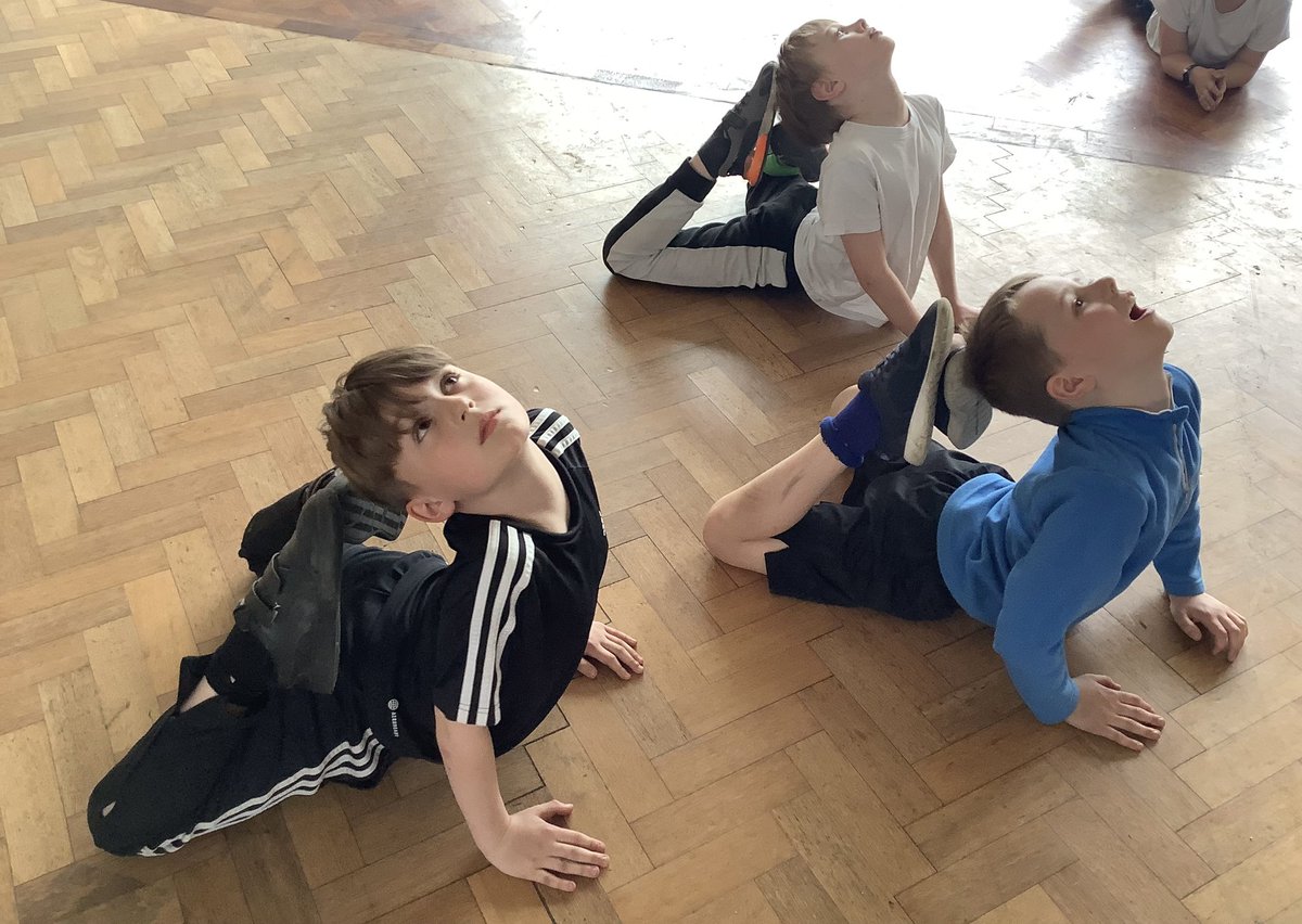 IPMATTowngate's tweet photo. In PE this week, Year 4 started their dance sessions. We learnt about musicality and the magic number 8, we started with a warm up, stretched our muscles, learnt and practised some corner work and started our dance routine #PETPA #Year4TPA https://t.co/jKGhMmKGeD