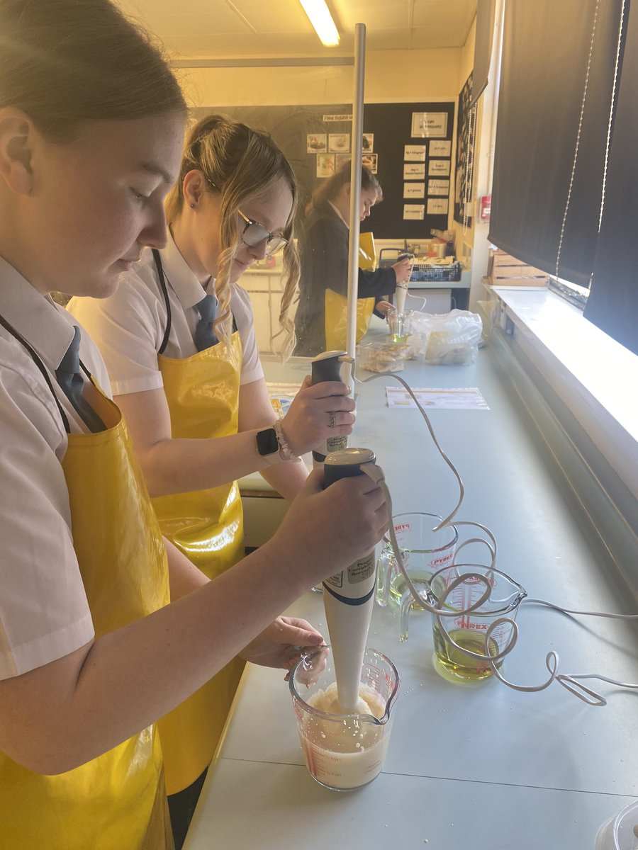 blackwood_dt's tweet photo. Some superb skills on show from y10….making mayonnaise to then use it as a base for coronation chicken👑. Great skills being developed and no one’s mayonnaise split😊 #LearnWithBlackwood #emulsifying @Blackwood_Comp https://t.co/XyROiazMtA