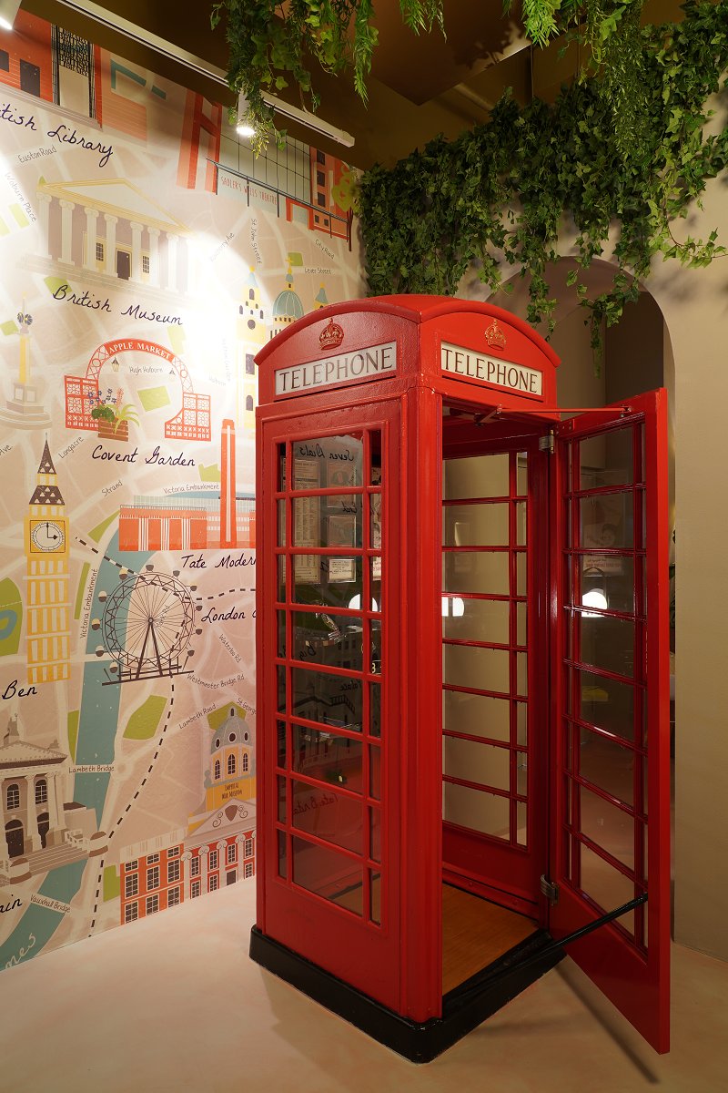 bekcruddace's tweet image. @campbellgrayhotels recently installed my illustrated map of London as a wall mural in Cafe Gray, Dubai. 

Here's the wonderful finished effect complete with red phone box.  The original A2 print is still available online at shorturl.at/BEMS6 😊
 
#londonmap #illustratedmap
