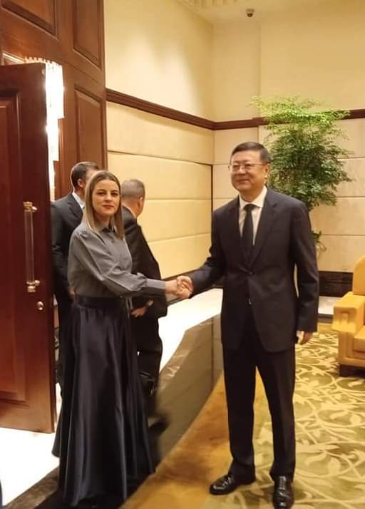 UJCdeCuba's tweet photo. En la jornada de este miércoles y como parte de su visita de trabajo por el Gigante Asiático @aylinalvarezG 1ra Sec de la 
#UJC, intercambia
con Chen Jinping, miembro del Buró Político del Partido Comunista de CHina y Sec del Comité del Partido en Shanghái. 
#UnaMejorJuventud https://t.co/ClLyWR3QJz