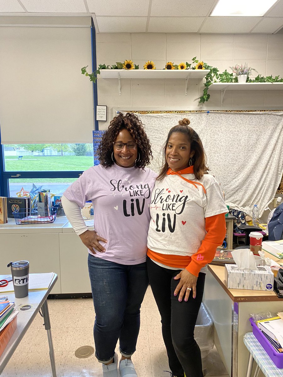 Showing our love and support to our coworker <a href="/Kellyrice26/">Kelly Rice</a> for her granddaughter! #livstrong #oakparkfamily ❤️