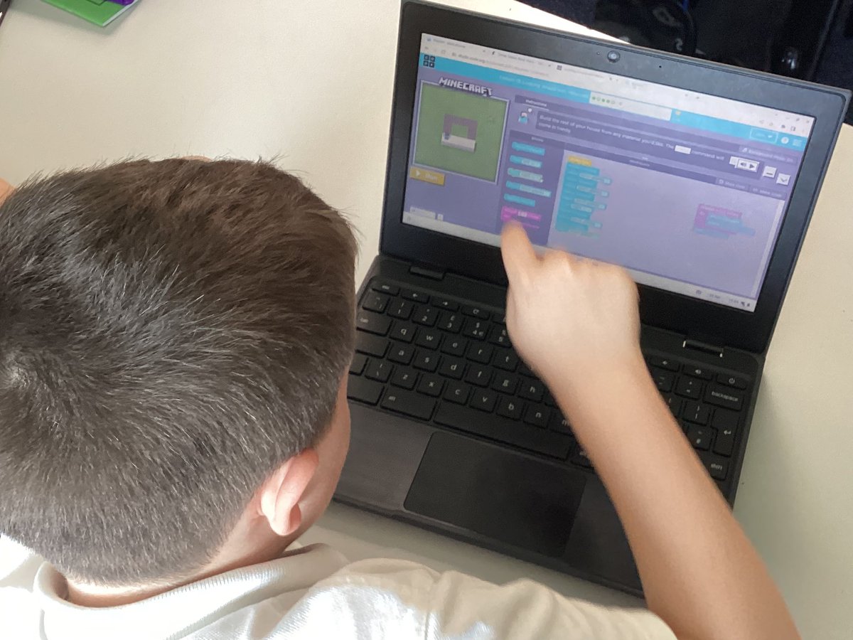 HotShotsSTM2020's tweet image. More coding fun this afternoon, developing our understanding of the repeat function button through the wonderful world of Minecraft! 😊 #STMcomputing