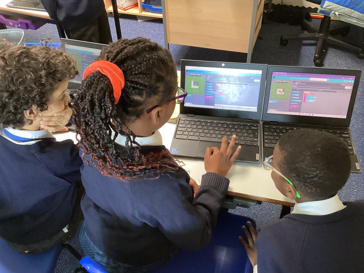 HotShotsSTM2020's tweet image. More coding fun this afternoon, developing our understanding of the repeat function button through the wonderful world of Minecraft! 😊 #STMcomputing