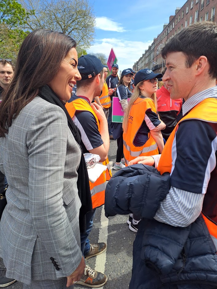 CarrollJennifer's tweet photo. I was delighted to join @MacranaFeirme outside Government buildings this afternoon after a 79km walk from Athy to Dublin City Centre. Happy to support them, and looking forward to hearing the outcome of their meeting with Taoiseach @LeoVaradkar later on today.
#stepsforourfuture https://t.co/vDe49a78HI