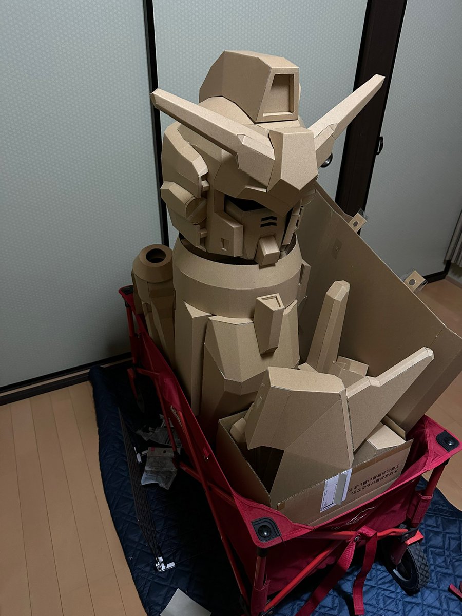 gohanrice_gohan's tweet photo. パーツ全部乗っけてみたけど組み上げ出来なさそうでやばい(あと2日)
#GP03D
#ダンボール https://t.co/zSar7xYQ2Z