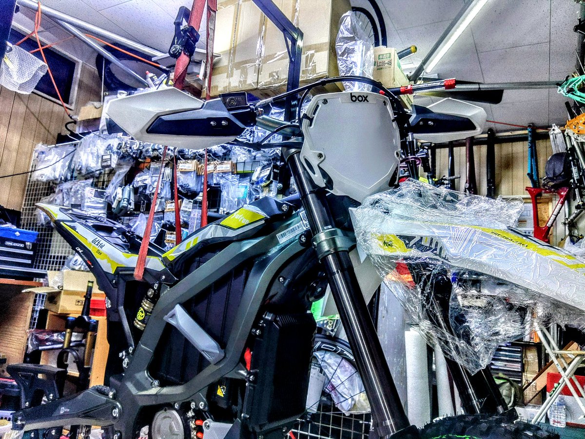 gravitylab's tweet image. でんきで動くおっきいやつ、レースで使うから少し細工、僅かでもバッテリー交換しやすくしとく。小さいのがMTBの延長とすれば、こっちは完全にバイク(モーターサイクル)だな。