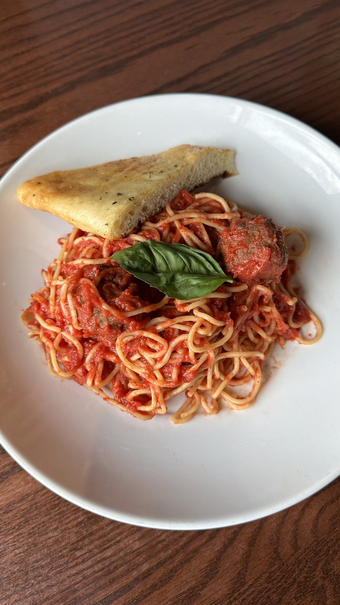 PizzaRendezvous's tweet photo. Nothing beats a steaming plate of spaghetti on a cold and rainy day 🌬️🍝 🔥 

Spaghetti + Crispy Mozzarella = the perfect combo 🍝❄️ 🧀 

#cozyfood #rainydaycomfort #okc https://t.co/w9gNpJzHr0