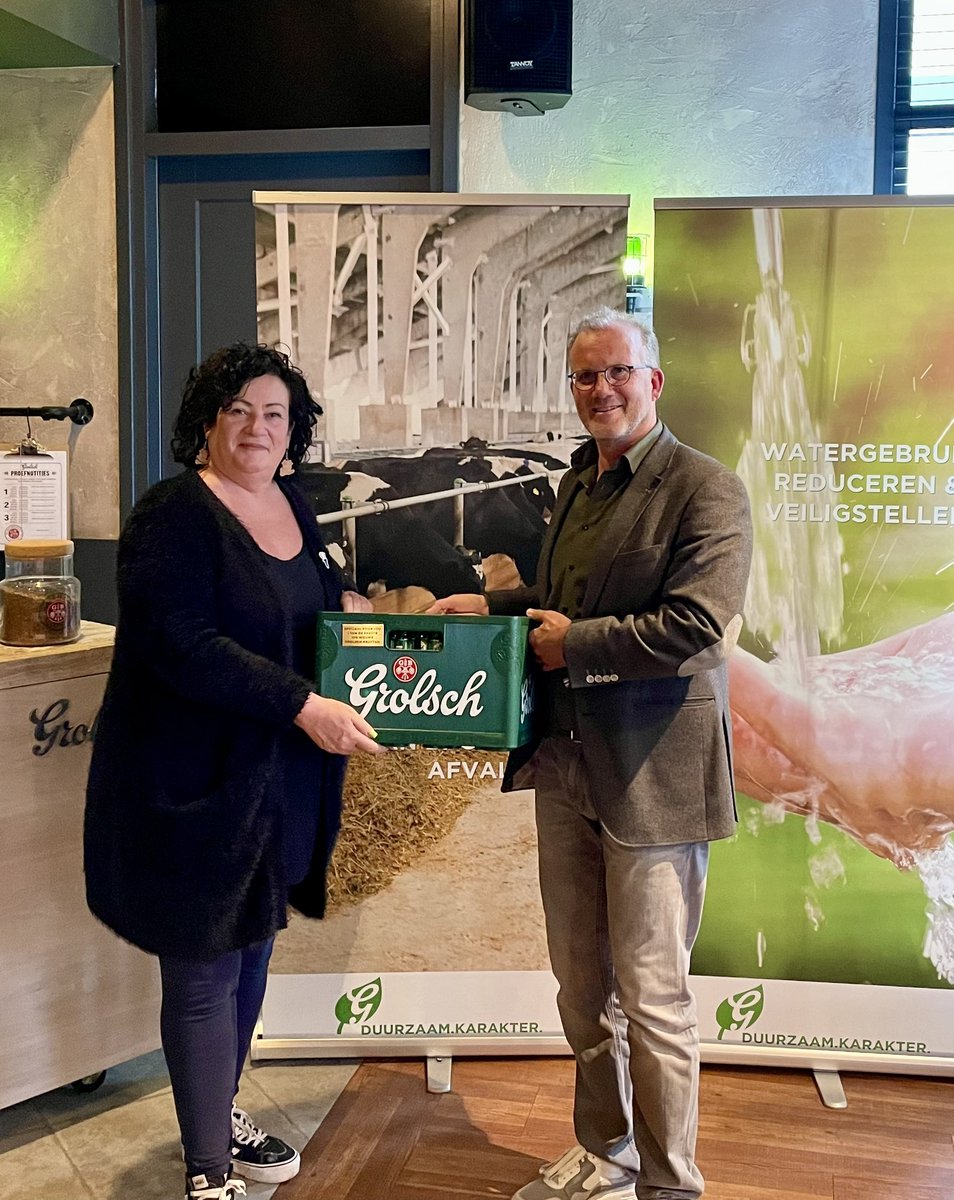 Vandaag tijdens een werkbezoek bij <a href="/RoyalGrolsch/">Koninklijke Grolsch</a> over circulaire verpakkingen één van onze eerste niet-zo-nieuwe Grolsch kratten aangeboden aan <a href="/lientje1967/">Caroline van der Plas</a> en <a href="/TZeitsen/">Tjerk Zeitsen</a> . Goede gesprekken samen met <a href="/NLbrouwers/">Nederlandse Brouwers</a> <a href="/NL_FWS/">FWS</a> en <a href="/SigridVerweij/">Sigrid Verweij</a> van <a href="/CocaCola_NL/">Coca-Cola Nederland</a>