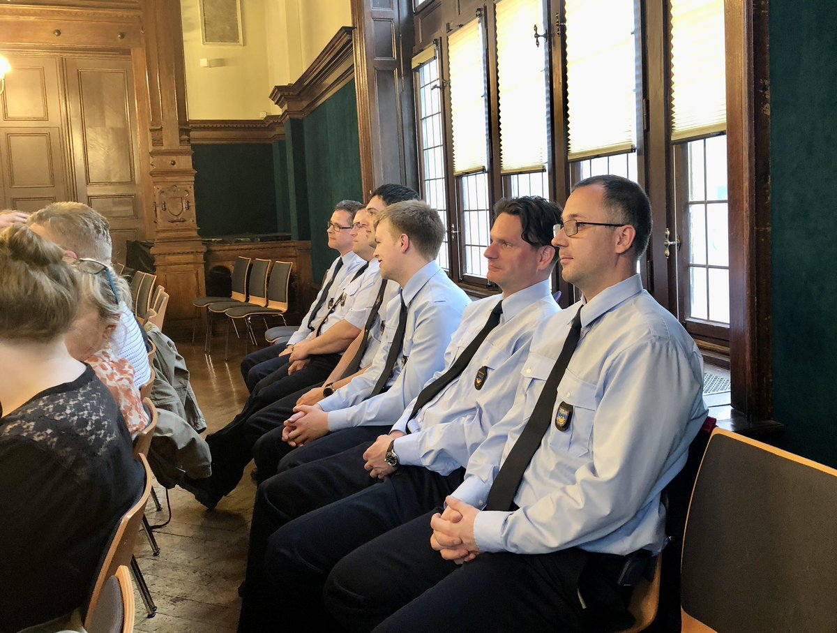 Die Freiwillige Feuerwehr Diemitz ist umsonst zum #StadtratHalle gekommen. Warum sich der stellvertretende Wehrleiter nicht äußern konnte. mz.de/amp/lokal/hall…