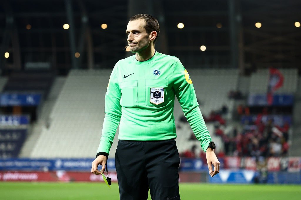 DonFcgb's tweet photo. [#VAFCFCGB] 

🏆 @Ligue2BKT : 

 #Arbitres : 

Principal : Antoine #Valnet
Assistant : Frédéric Hebrard et Youcef El Hamzaoui 
4️⃣e Arbitre : Willy Bertolotti 

📸: @ArbitrezVous 

#VAFC #Girondins #Ligue2 https://t.co/4cHIhqhCkN
