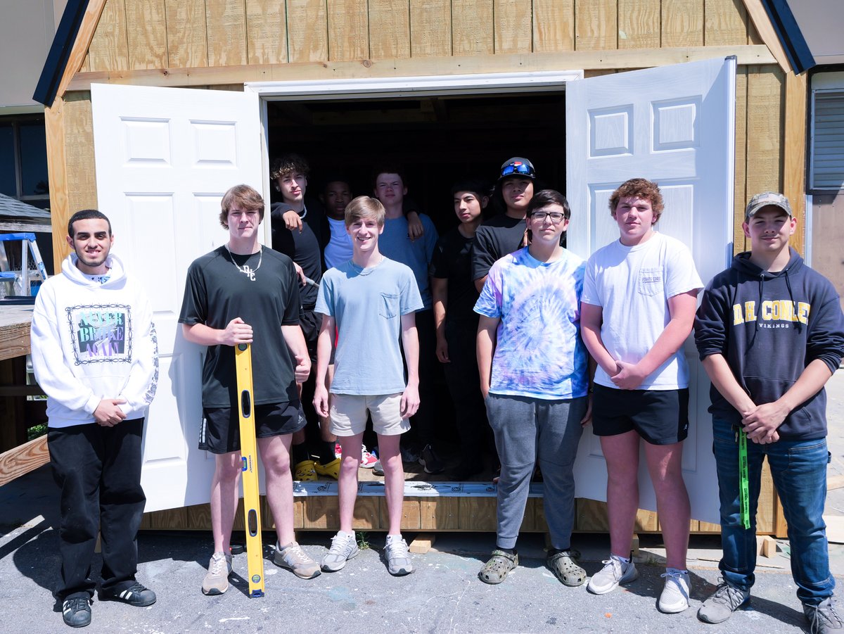 PCS_NC's tweet photo. This week we visited D. H. Conley High School 🎓
🧑🏭👩💻
"Experiences here guide students toward positive interactions with peers, family, faculty, and community."
#nc #schools #publicschool #greenville #pittcounty #ecducation #highschool #learn #StudentSuccess #goals #motivation https://t.co/szH4tXl8JT
