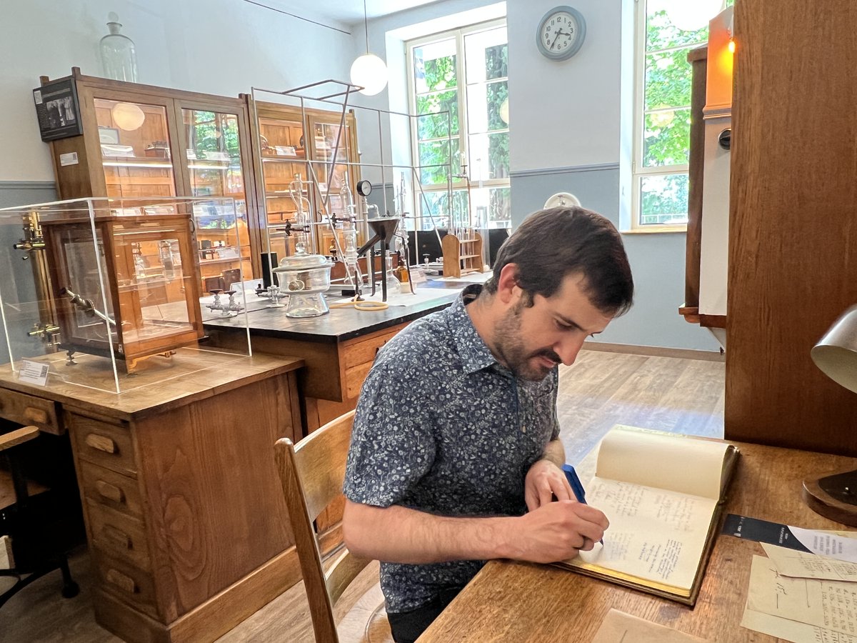 iqf_csic's tweet photo. Estupendo el seminario de Alejandro Manjavacas. Y tras ello, la firma en el libro de visitas del #iqfr en el laboratorio histórico Enrique Moles. https://t.co/r6wacvG6mm