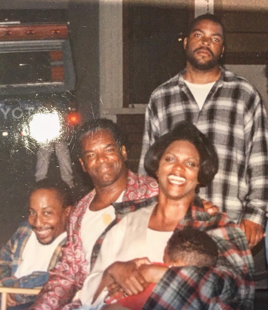 AuxGod_'s tweet photo. On this day in 1995, “Friday” premiered in theaters grossing $27.4M off a $3M Budget

RIP Bernie Mac
RIP Lawanda Page 
RIP John Witherspoon
RIP Zeus Lister
RIP Reynaldo Rey
RIP Yvette Wilson
RIP AJ Johnson https://t.co/IVl65nR66r