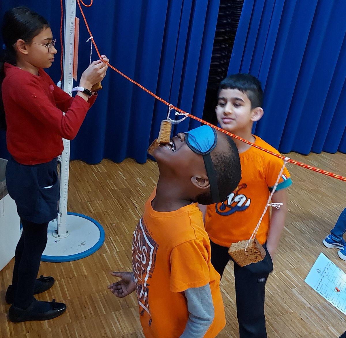 BSNJSV's tweet image. Spelletjes in de hal voor Koningsdag! #BSNJSV #JSVDutch #BSNlanguages
