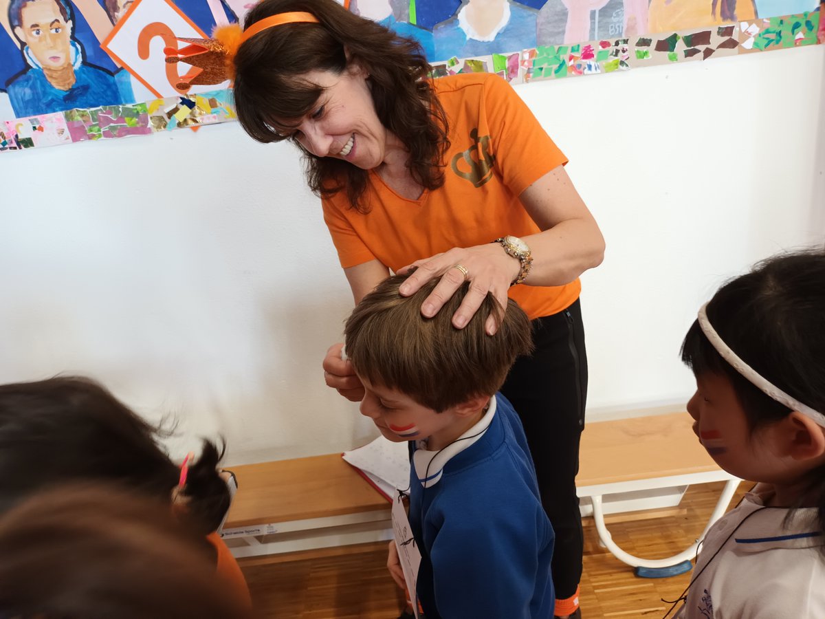 BSNJSV's tweet image. Spelletjes in de hal voor Koningsdag! #BSNJSV #JSVDutch #BSNlanguages