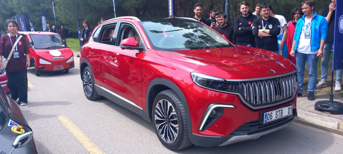 #TOGG önde Taşmektep MTAL #İstiklalEC arkada iki elektrikli araç yarışa çıkmış:) 
Elektrikli Araç Teknolojisi'ni geliştirecek gençler yetişiyor.

#KastamonuTaşmektep 
#Kastamonu'nun gururu.

#TEKNOFEST 
#TEKNOFEST2023