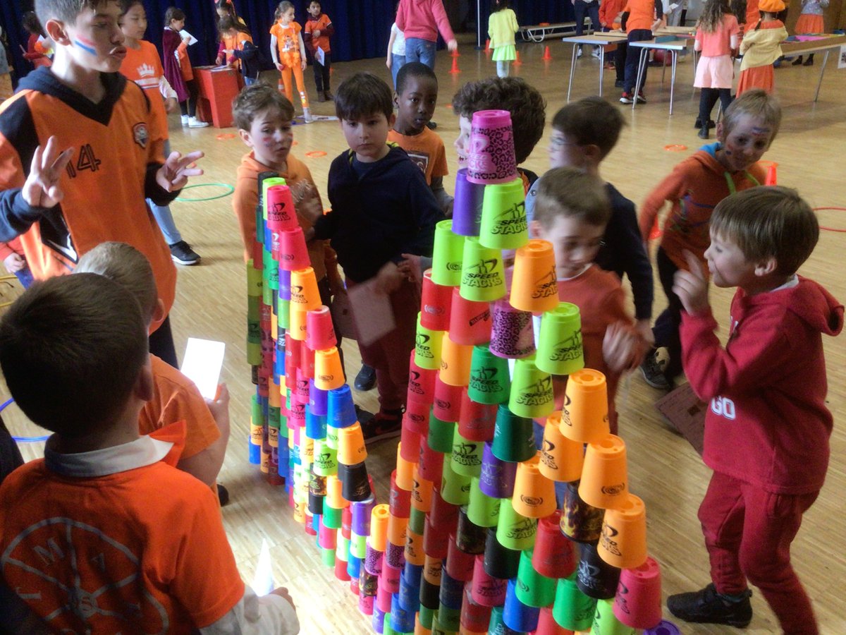 BSNJSV's tweet image. Spelletjes in de hal voor Koningsdag! #BSNJSV #JSVDutch #BSNlanguages