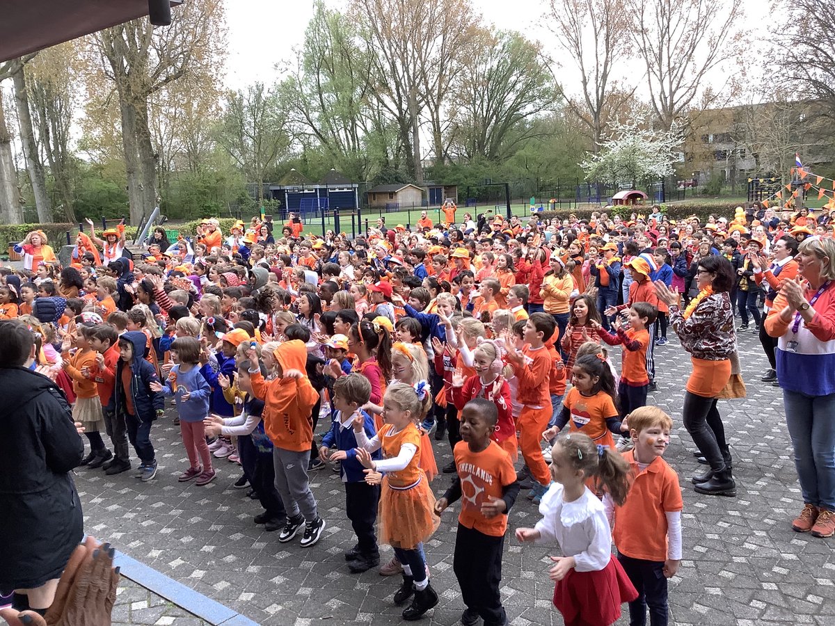BSNJSV's tweet image. Dancing Zigg Zagg on Koningsdag! #BSNJSV #BSNLanguages #JSVDutch