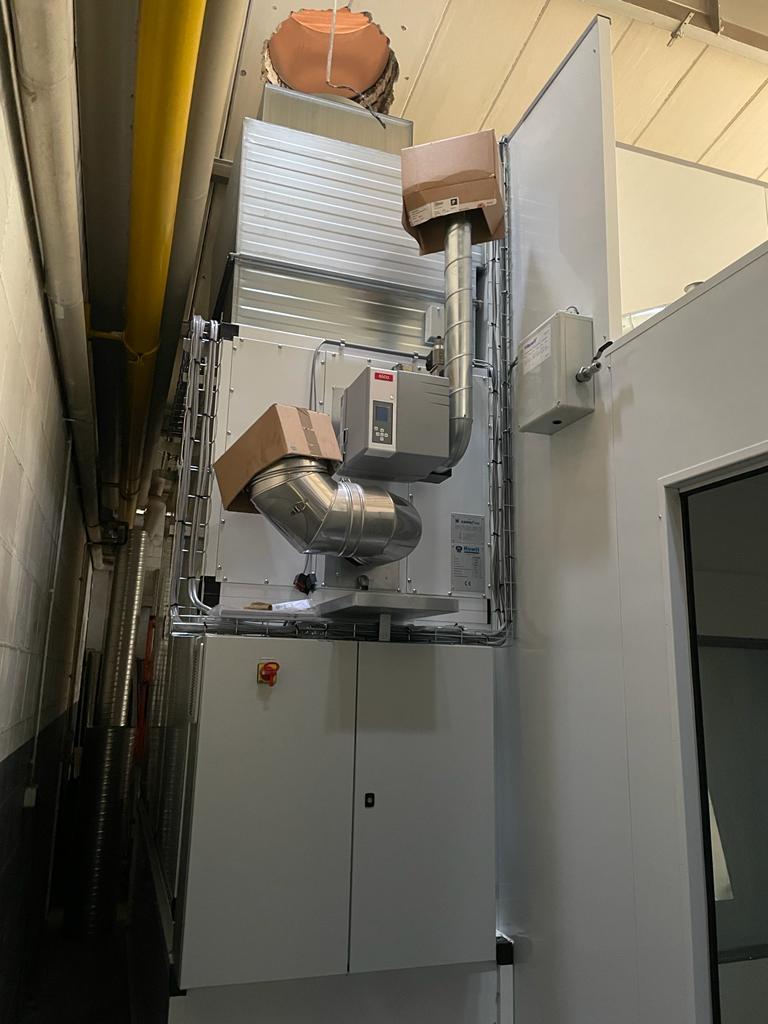 Rowitkampen's tweet photo. kW 17. Firma Tiemeyer Gruppe  in #recklinghausen in der Bauphase.
Hier bauen wir 2 PKW-Spritzkabine mit  und ein #Mischraum https://t.co/ERK7FJiHee #rowit #Sptritzkabine #Spraybooth #lackieranlagen #spuitcabine #Kampen https://t.co/c0ZfaSZIJj