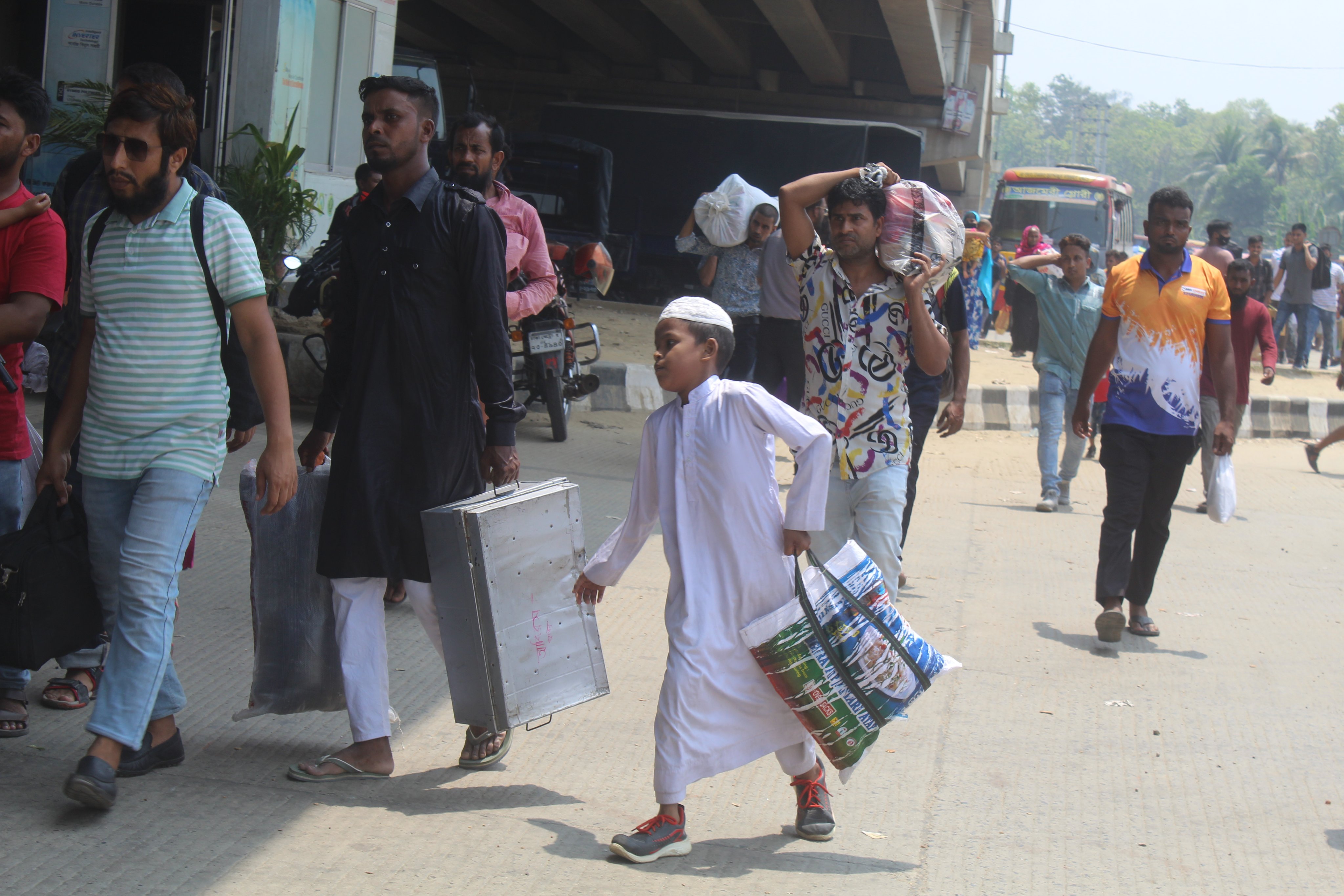 ঈদের ছুটি শেষে নিজ র্কমস্থলে ফিরছে মানুষ
