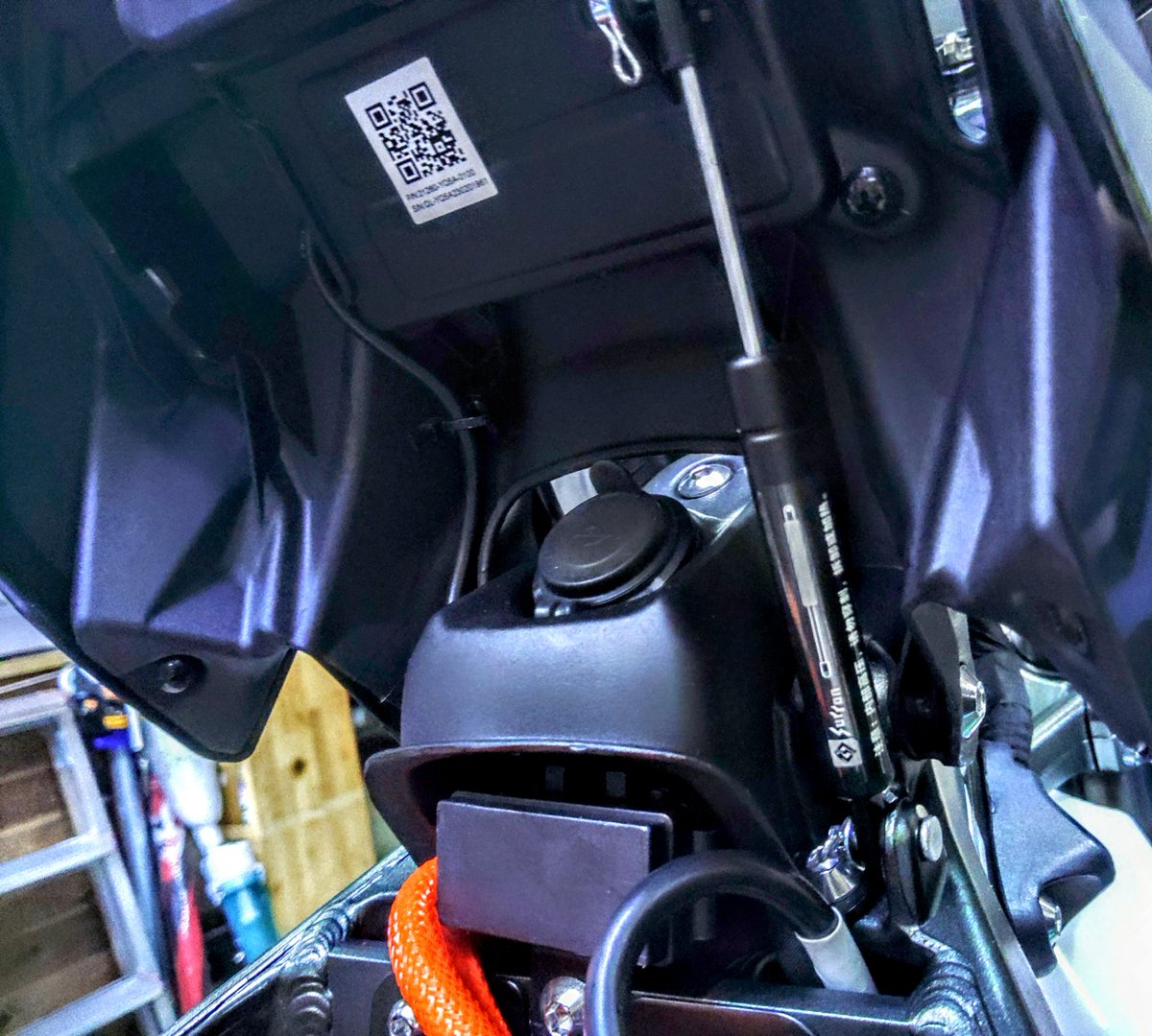 gravitylab's tweet image. バッテリーカバー開いたら、ブシューとか言うから何事かと思ったら、開閉機構にガスダンパーいてビックリした。懲りすぎだろう。