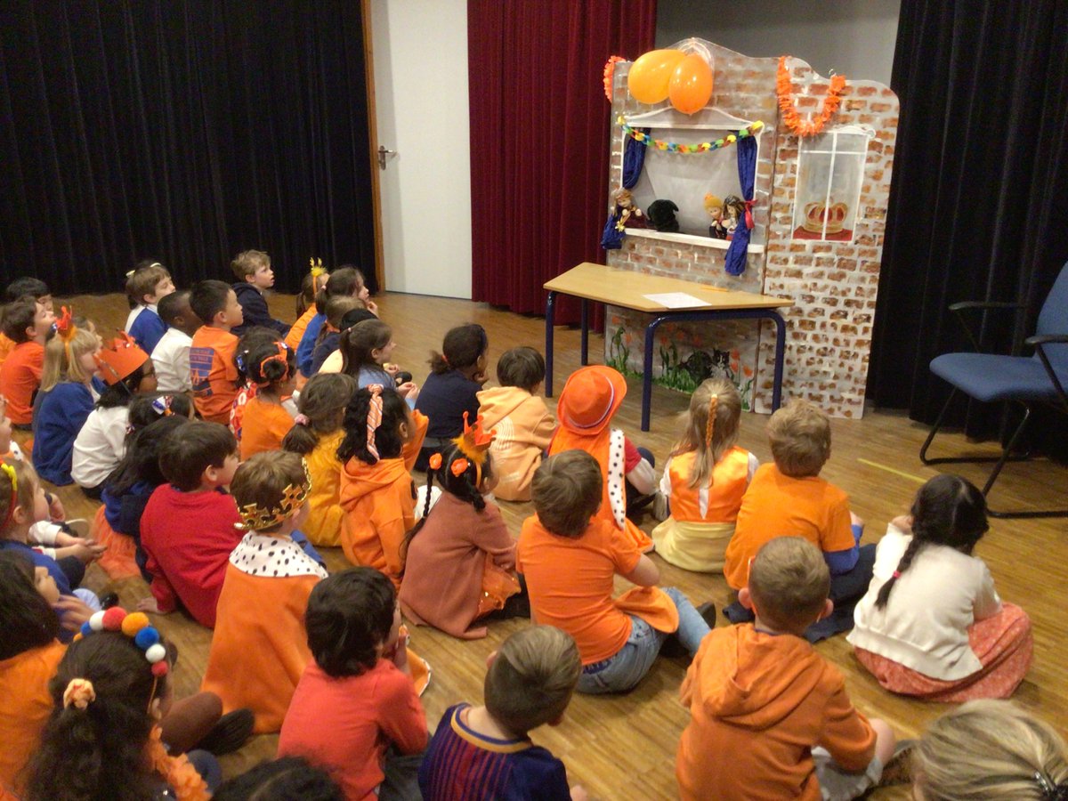 BSNJSV's tweet image. Children in Y1 enjoyed an amazing puppet show on King&apos;s day - luckily Koning Willem Alexander got his cake after all! #BSNJSV #JSVY1 #JSVDUTCH #BSNlanguages