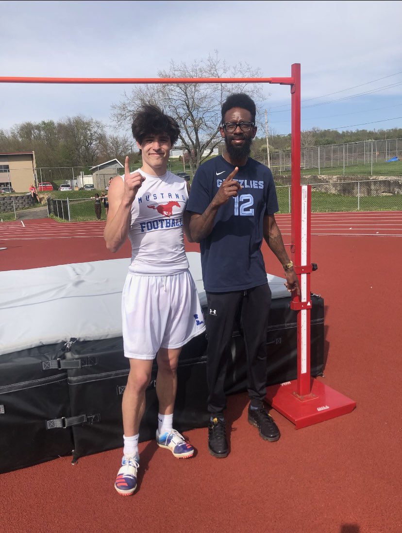 hunter_kooser's tweet photo. Ag Meet 
High jump(6”5)PR🥇
Triple jump(44.9)PR🥇
 Long and 100 meter dash🥇
Thank you to all the coaches and supporters who pushed me to get this far🏆🖤(edited) https://t.co/gXYKM9Qy3e