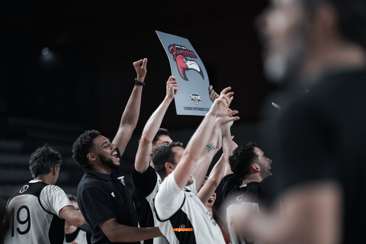 pb86officiel's tweet photo. On félicite les Flamingos de chez Jeanne, qui remportent le tournoi 👏🏻
Les Pelicans de @Bleu_Poitou repartent gagnants du Blindtest et les Castors de CBRE ont bien mérité le trophée de l'Ambiance ! https://t.co/Tb3Ldw2A3O