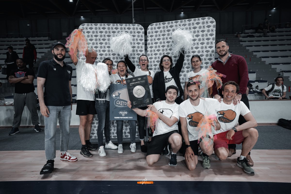 pb86officiel's tweet photo. On félicite les Flamingos de chez Jeanne, qui remportent le tournoi 👏🏻
Les Pelicans de @Bleu_Poitou repartent gagnants du Blindtest et les Castors de CBRE ont bien mérité le trophée de l'Ambiance ! https://t.co/Tb3Ldw2A3O