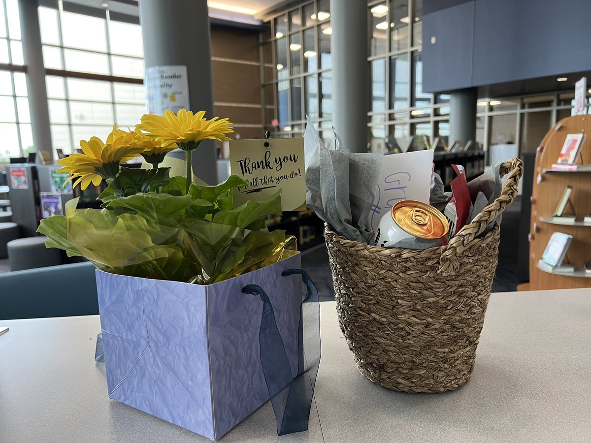 MsGs_Library's tweet image. Thank you to everyone who has helped make #LibraryWeek special for @natalied_21 &amp;amp; I! We&apos;ve been showered with love: lunch from admin, cookies &amp;amp; flowers from PAW, &amp;amp; even more treats from our RLA &amp;amp; Social Studies friends. We 💙 being Huskies! #wearehaskett