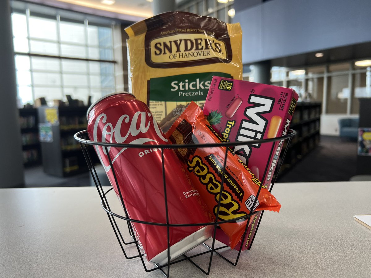 MsGs_Library's tweet image. Thank you to everyone who has helped make #LibraryWeek special for @natalied_21 &amp;amp; I! We&apos;ve been showered with love: lunch from admin, cookies &amp;amp; flowers from PAW, &amp;amp; even more treats from our RLA &amp;amp; Social Studies friends. We 💙 being Huskies! #wearehaskett