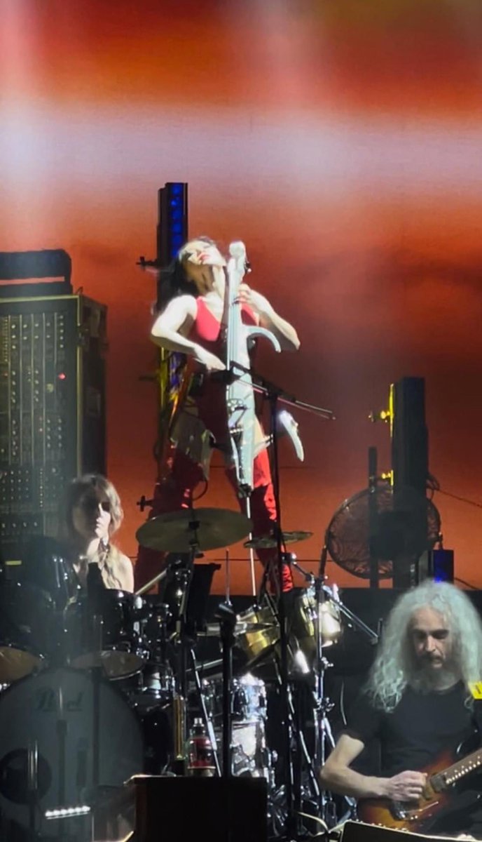Tinaguo's tweet image. Last night 🎵❤️ 

LIVE with @HansZimmer @HansZimmerLive #ElectricCello #Cello #HansZimmer #HansZimmerLive