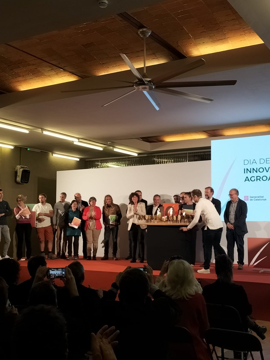 ruralcat's tweet photo. @agriculturacat @Eurecat_news @kpeiro @CrusellasLluc @TomasMolinaB I a més a més, estem de celebració! Aquest 2023, els #PremisRuralapps celebren la seva XX edició. En aquests 10 anys de guardons s’han presentat 206 candidatures. Molt contents de commemorar avui aquest aniversari! 🎂 https://t.co/OTLYzgOP1u