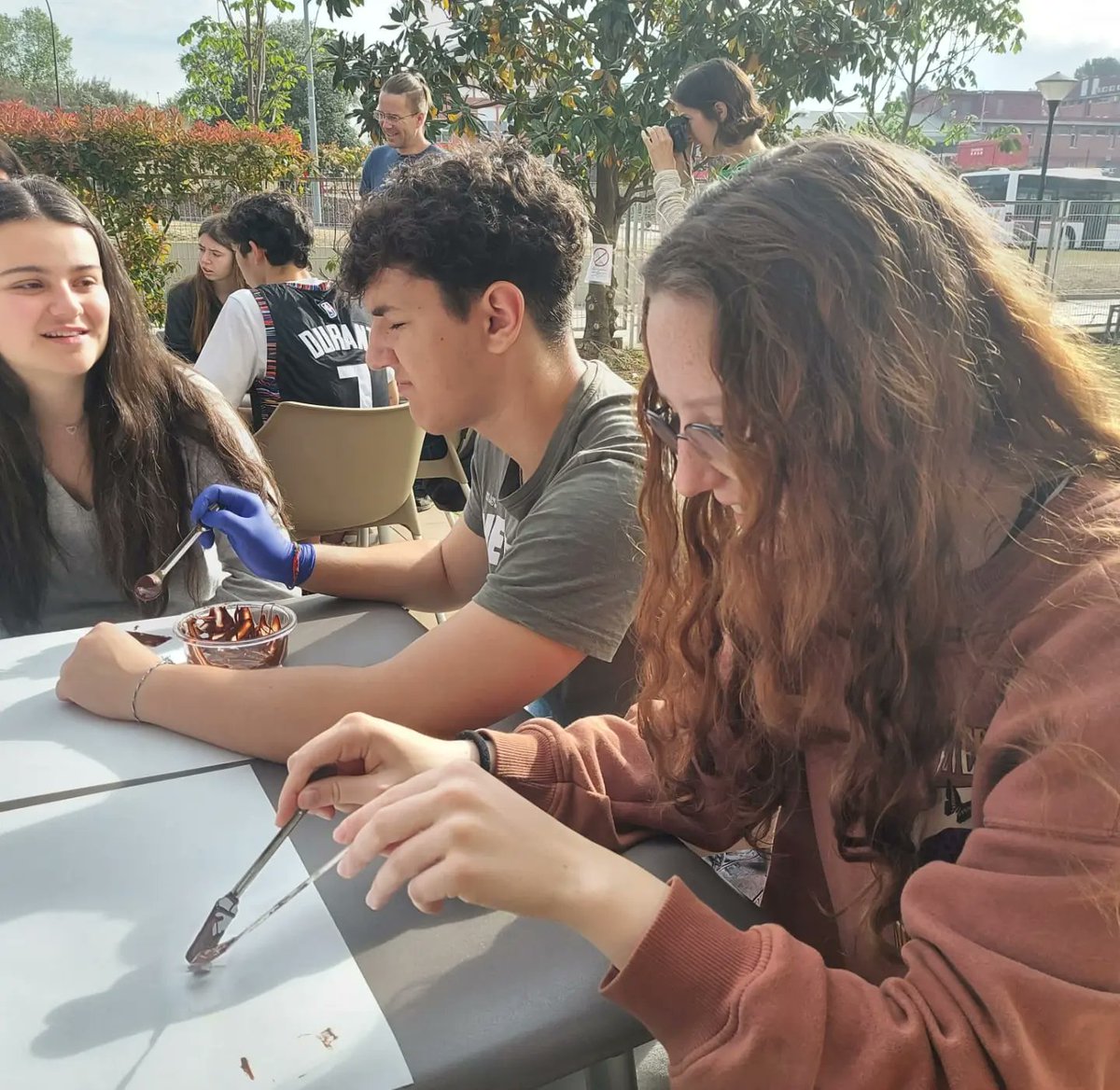 plafarreras's tweet photo. L'alumnat de 1r de batxillerat científic i tecnològic ha assistit a un taller organitzat per la @UABBarcelona
El festival 10alamenos9 pretén acostar-los a la nanociència i la nanotecnologia 🔬
#SomelPlafa
#Plafa2023 https://t.co/u0wgbiHyJW