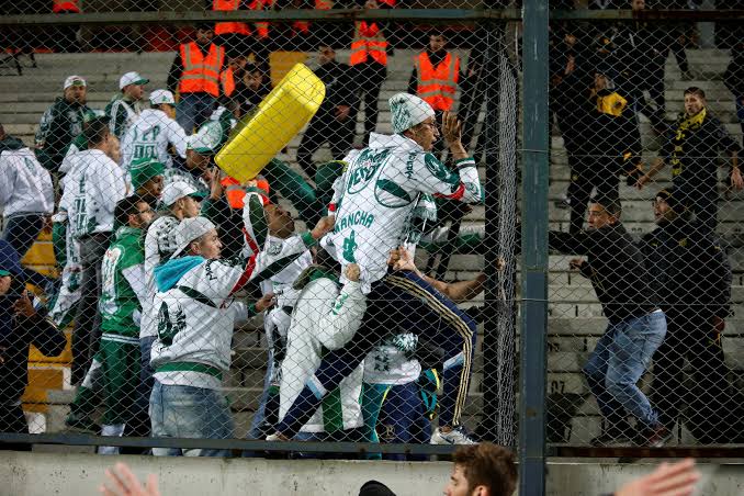 SPFutDepre's tweet photo. Há 6 anos o Palmeiras vencia de virada o Peñarol por 3 a 2 fora de casa na Libertadores da América.

Esse jogo épico foi marcado por muita porradaria, emboscada e falas como "Fala a Fonte" do Eduardo Baptista.

Willian Bigode e Mina foram os autores dos gols Palmeirenses.. https://t.co/FgCR6v8B67