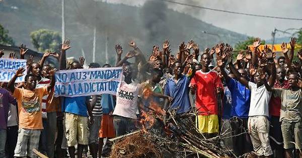 pnininahazwe's tweet photo. Il y a 8 ans, des filles et fils du #Burundi, de vrais patriotes disaient NON au 3ème mandat inconstitutionnel de #Nkurunziza. Ils ont payés un lourd prix, fauchés par les sbires d'un régime sanguinaire.

Je rends hommage à ces héros du #Burundi. #Sindumuja 
 1/ https://t.co/BAsdpZyzvo