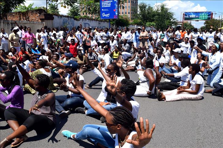 pnininahazwe's tweet photo. Il y a 8 ans, des filles et fils du #Burundi, de vrais patriotes disaient NON au 3ème mandat inconstitutionnel de #Nkurunziza. Ils ont payés un lourd prix, fauchés par les sbires d'un régime sanguinaire.

Je rends hommage à ces héros du #Burundi. #Sindumuja 
 1/ https://t.co/BAsdpZyzvo