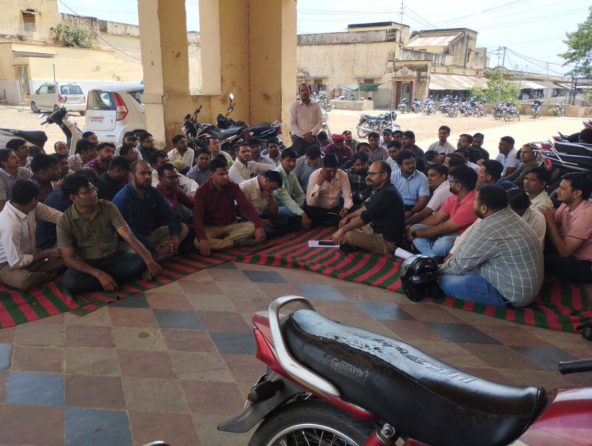 IA की माँग - GRADE PAY 3600

*#IADemands3600GP*

IT ऑफिस ही है जहाँ से कभी कोई निराश होकर नही लौटता, हर व्यक्ति का काम पूरा होता है, इसलिये IA की मांग - GradePay3600