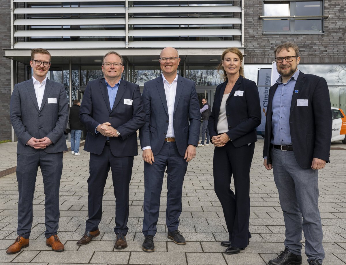 bwe_sh's tweet photo. Beim Windbranchentag#BTSH23 unser Landesvorstand mit Minister Goldschmidt und LEE SH Geschäftsführer Marcus Hrach.

Der Minister möchte noch vor der Sommerpause eine Einigung im Kabinett, um mehr Flächen für die Windkraft ausweisen zu können. @BWEeV @mekun_sh @bEEmerkenswert https://t.co/MUNbkV4Li6