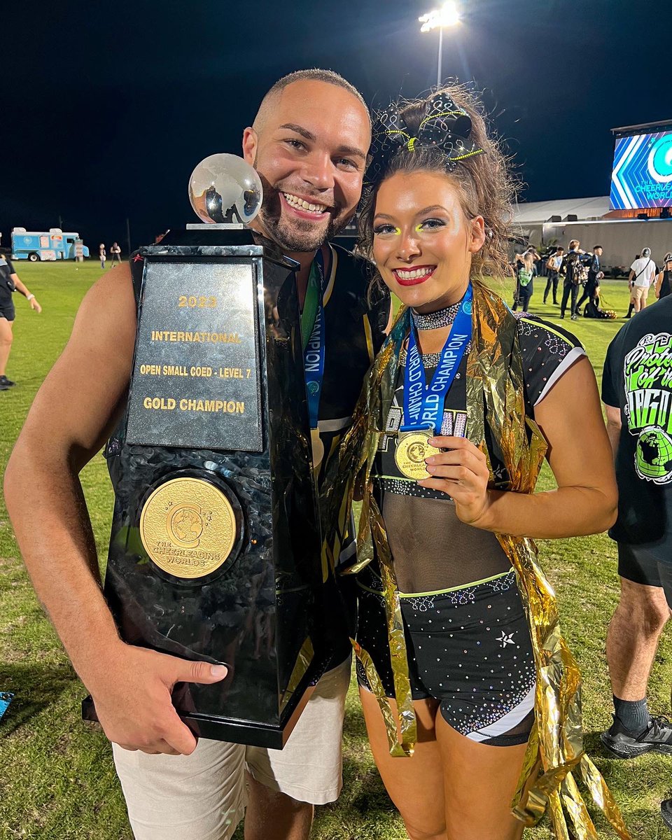 agquilter10's tweet photo. get ready to be sick of me. i will NEVER stop talking about this moment🫶🏻💚 #worldchampwednesday ⚔️ https://t.co/Gky0XgFj7T