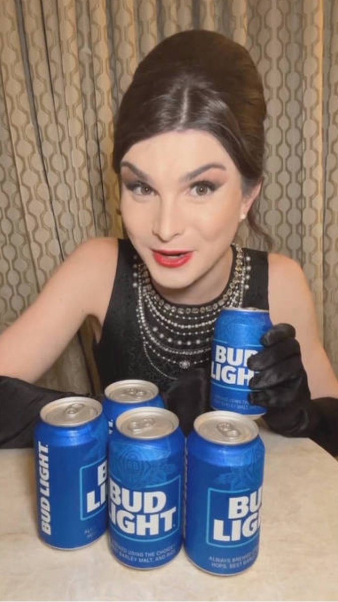 rede_marco's tweet photo. EUA bate record de PRECONCEITO.

A cada ano que passa os Estados Unidos mostra mais a sua cara e prova que não são exemplo a ser seguido por nenhuma nação.

Fizeram um boicote maciço à cervejaria Budweiser que teve suas vendas despencadas em quase 17%, somente porque a estrela de uma campanha publicitária foi uma influência trans Dylan Mulvaney. 
Dois dias após a publicação da influenciadora, o músico Kid Rock gravou um vídeo com um FUZIL semiautomático em que metralhava caixas da cerveja

Isso representa perfeitamente o paralelo entre arma de fogo e preconceito e por isso precisa ser repudiado por nós brasileiros
@UOLNoticias